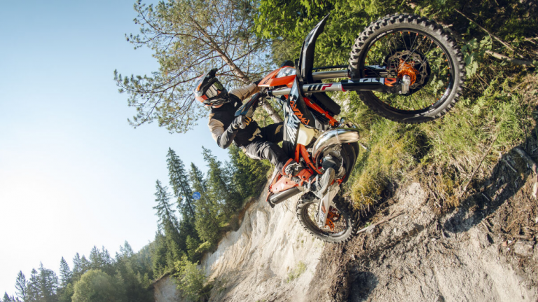 2027 KTM 300 EXC HARDENDURO: PĀRBAUDĪTS EKSTREMĀLOS APSTĀKĻOS